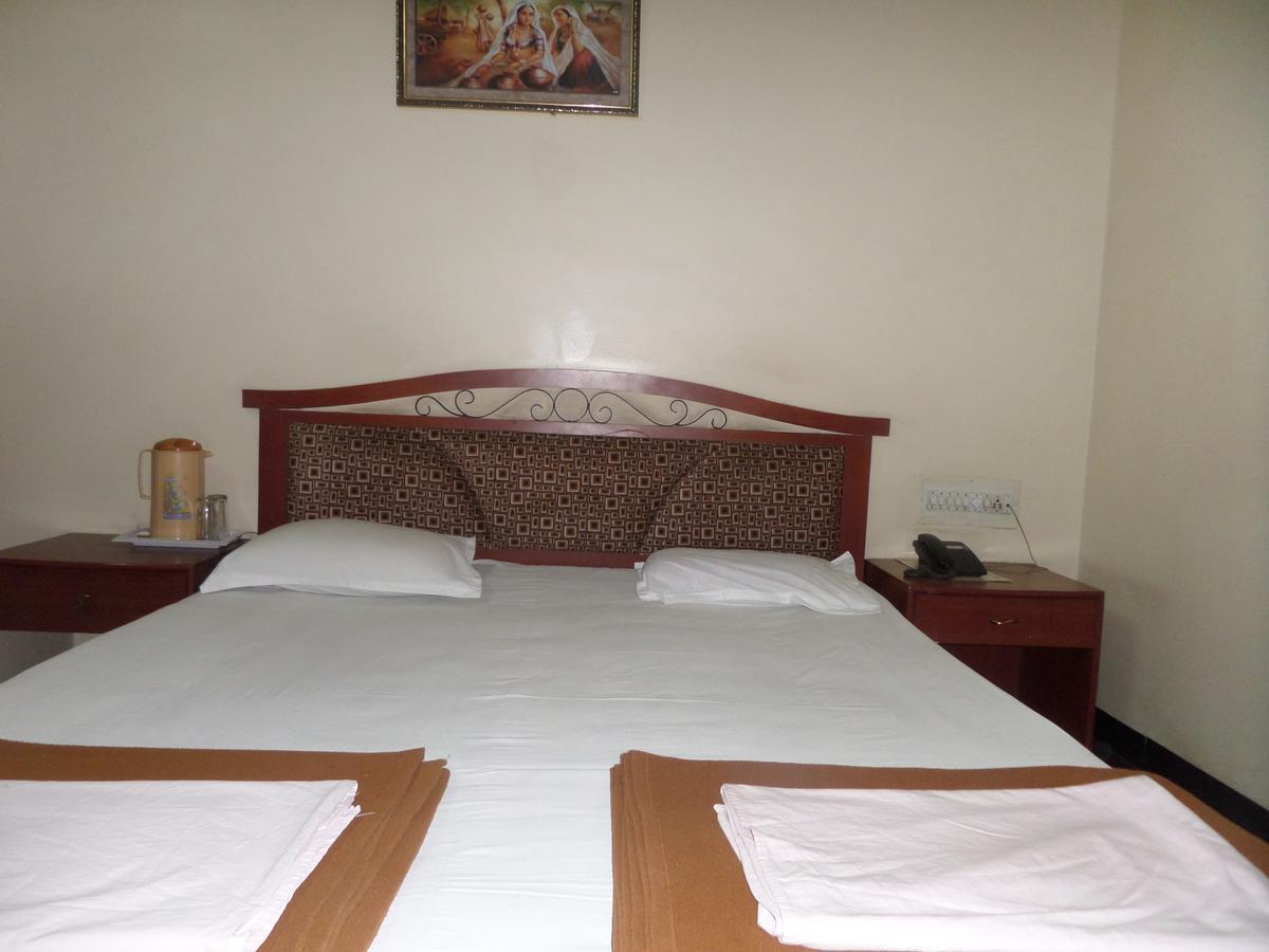 Hotel Ambessador Executive Solapur Exterior foto